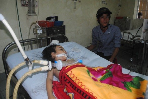Cháu Trần Minh Khang khi được chữa trị tại bệnh viện